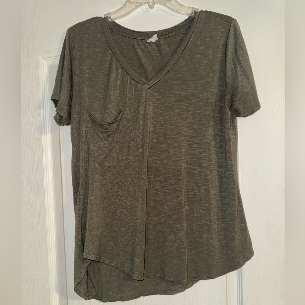 Mote v-neck olive green short sleeve curved hem tshirt